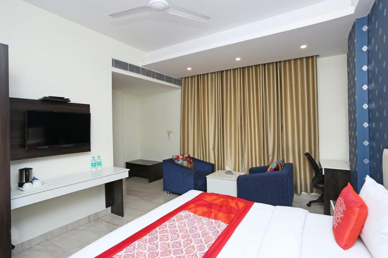 Oyo 8132 Hotel Kukreja デヘラードゥーン エクステリア 写真