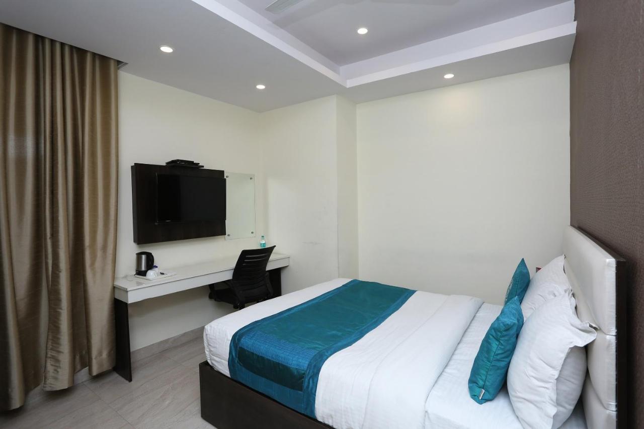 Oyo 8132 Hotel Kukreja デヘラードゥーン エクステリア 写真